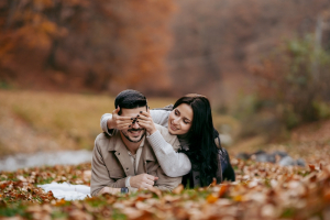 Sedinta foto de cuplu – Fotografii de toamna