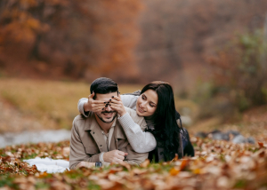 Sedinta foto de cuplu – Fotografii de toamna